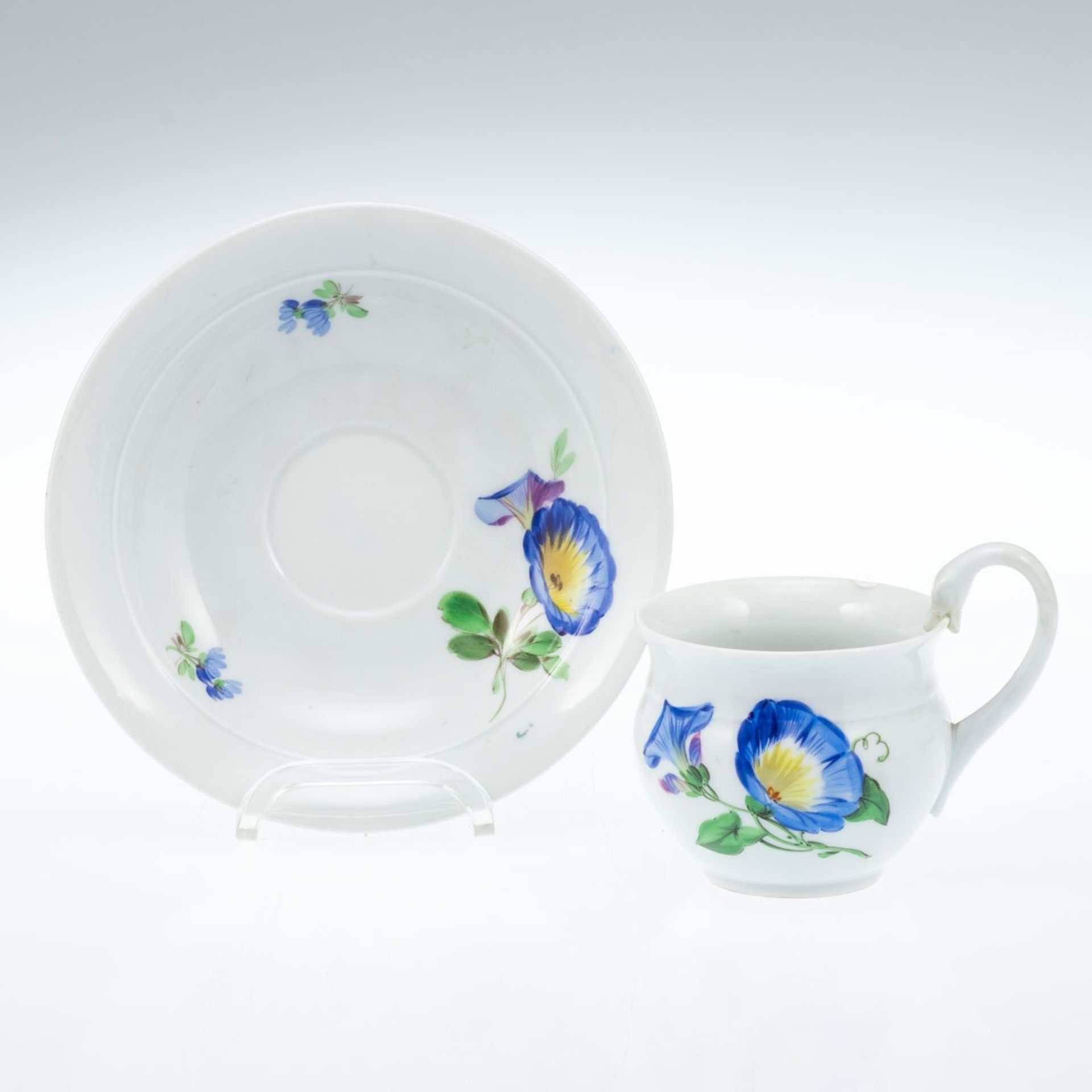 Tasse mit Schwanenhenkel und Untertasse. Meissen 1850-1924.