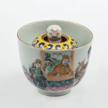 Teeschale mit schwimmender Figur, China, Anfang 20. Jahrhundert