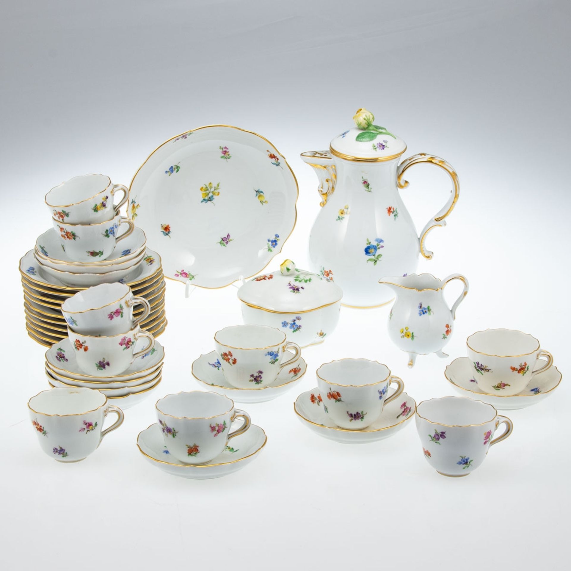 34tlg. Mokkaservice Streublümchen. Meissen 1850-1980.