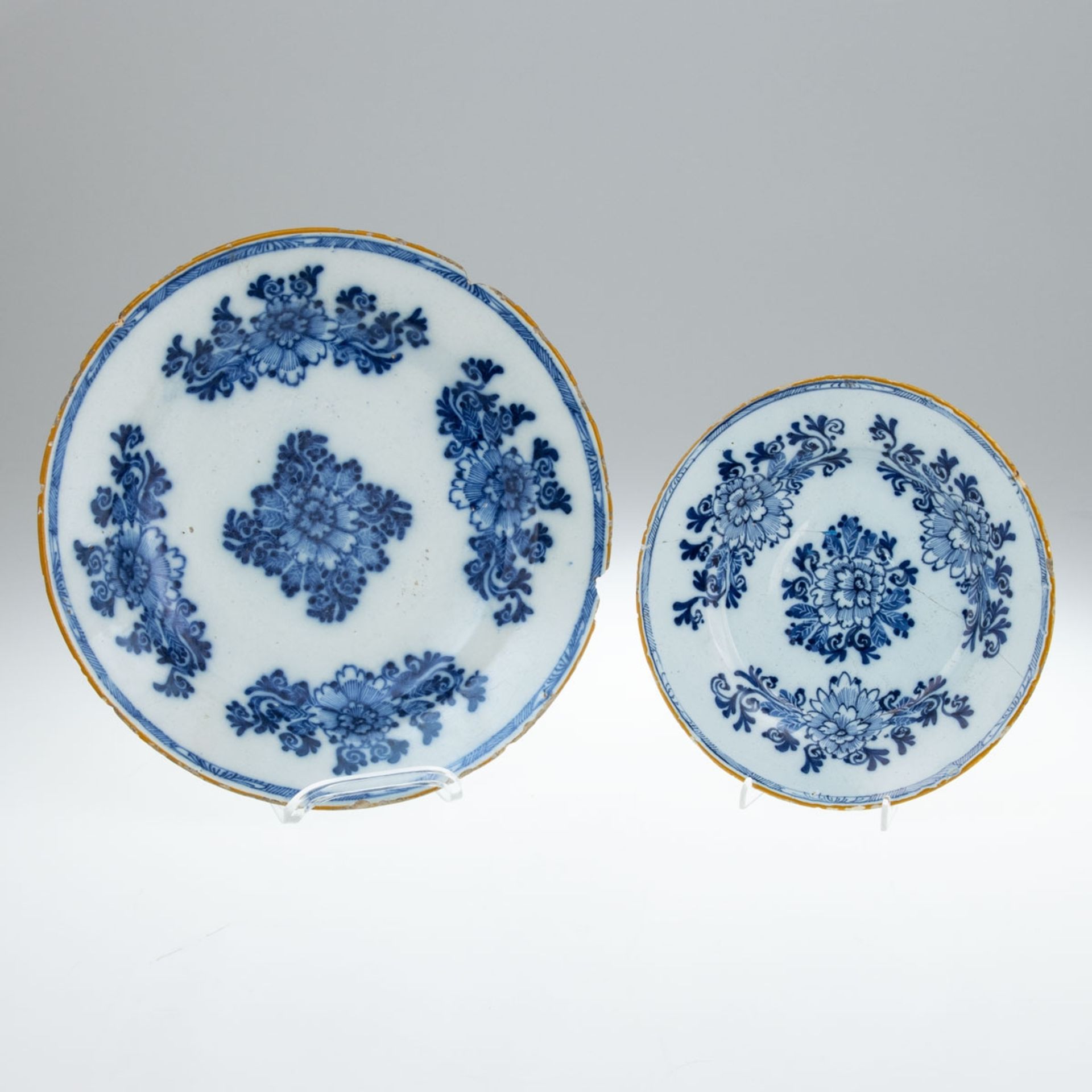 2 unterschiedliche Teller Stilisierte Blüte. De Porceleyne Bijl, Delft 18. Jh.