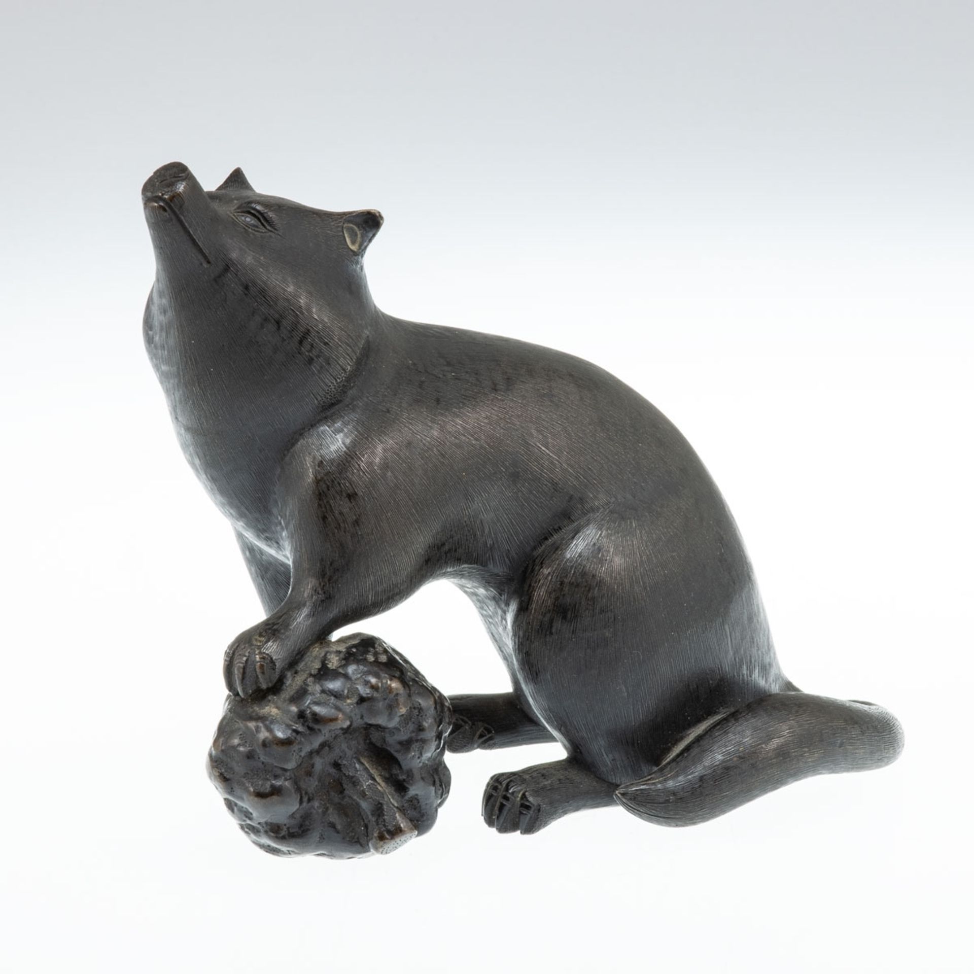 Bronze-Okimono, Japan, wohl Meiji, um 1900, Sitzender Dachs mit Kürbis