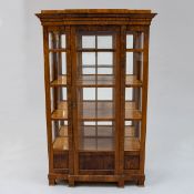 Biedermeier Vitrine. Norddeutschland, um 1840.