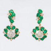 Paar bedeutende Brillant-Ohrringe mit Smaragden