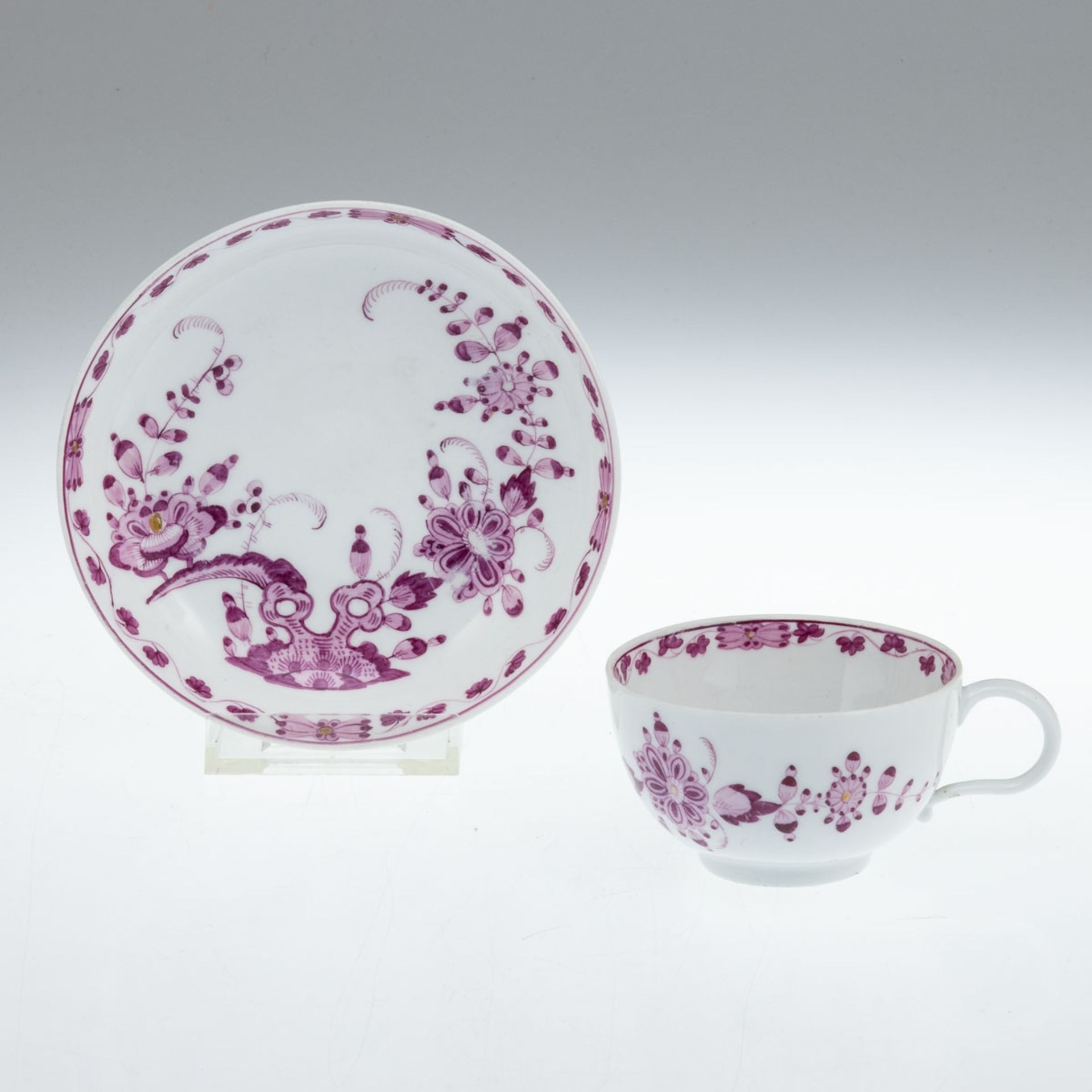 Ober- und Untertasse Reiches Felsenmuster. Meissen 1774-1817.