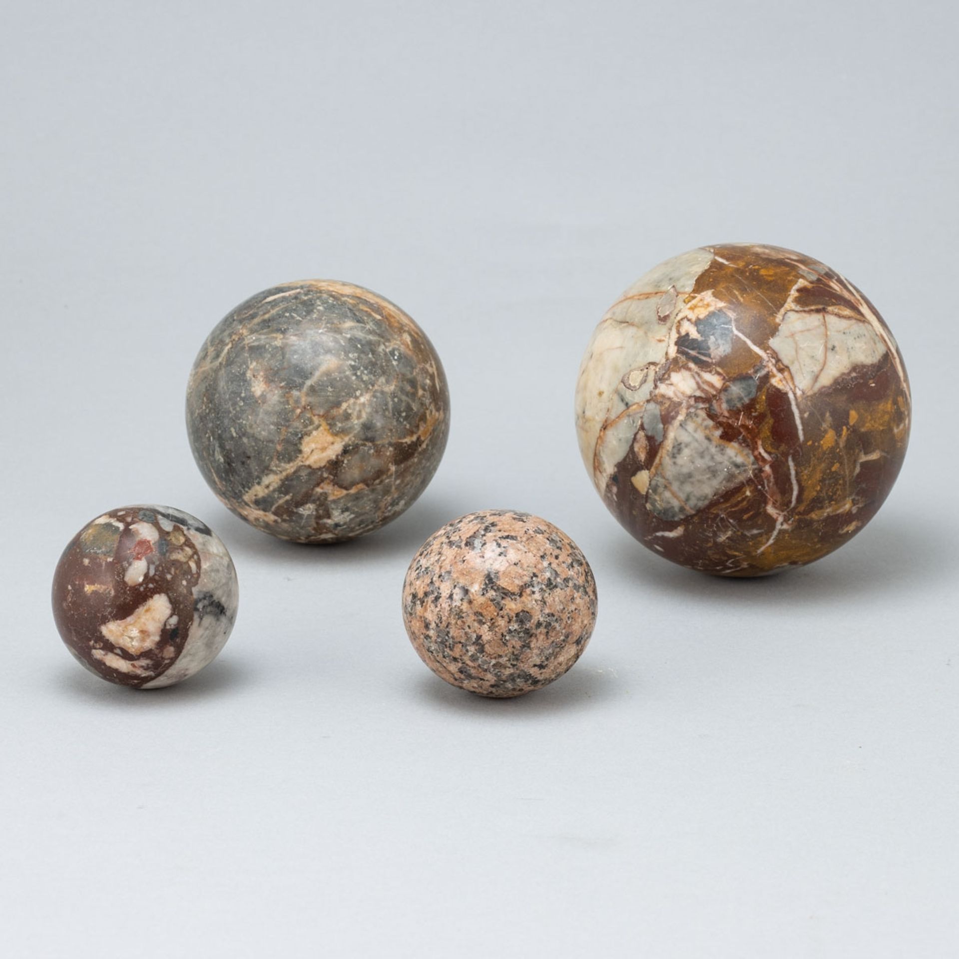 Vier dekorative Marmorkugeln, Anfang 20. Jahrhundert.