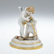 Amor den Pfeil schleifend. Meissen 1850-1924.