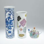 Zwei Vasen und Teekanne, China, 19. Jahrhundert