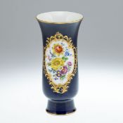 Vase kobaltblauer Fond Blumenbukett. Meissen.