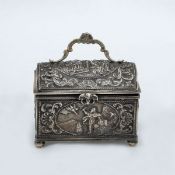 Zuckerdose als Truhe im Rokoko Stil