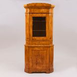 Biedermeier Eckschrank. Norddeutschland, um 1820/30.