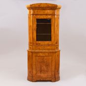 Biedermeier Eckschrank. Norddeutschland, um 1820/30.