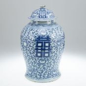 Baluster-Deckelvase, China, um 1900