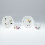 2 Obertassen und 2 Untertassen unterschiedliche Blumen. Meissen, 1774-1817 und 1740-1774.