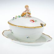 Kleine ovale Deckelterrine mit Kind mit Füllhorn als Handhabe. Meissen 1850-1924.