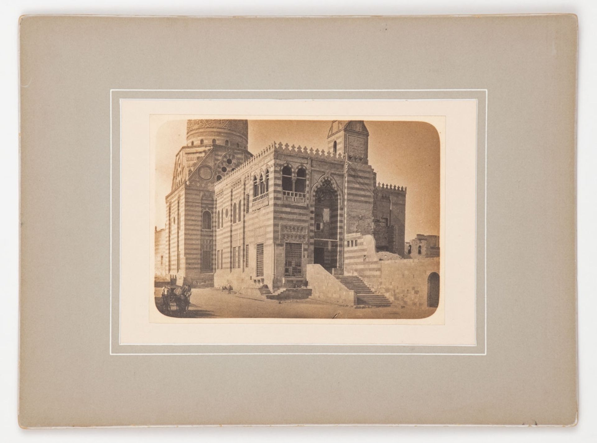 Fotografien zweier Moscheen. Kairo, wohl um 1885 - Image 3 of 5