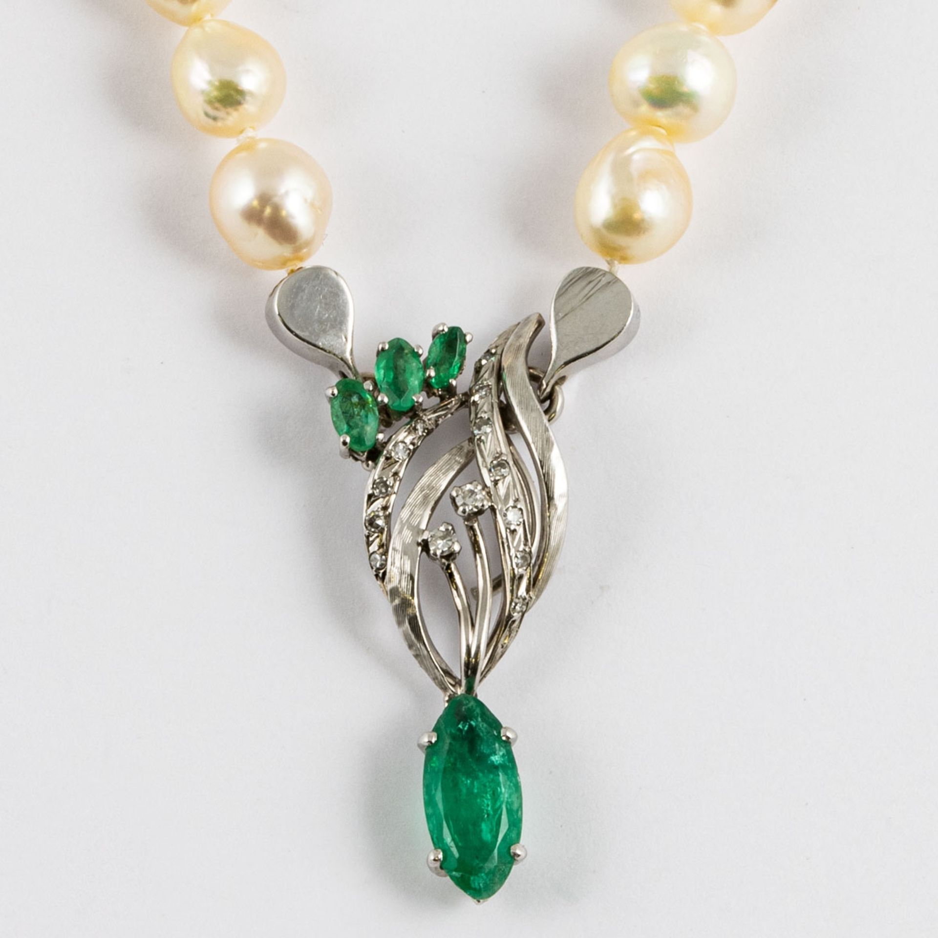 Perlencollier mit schönem Smaragd