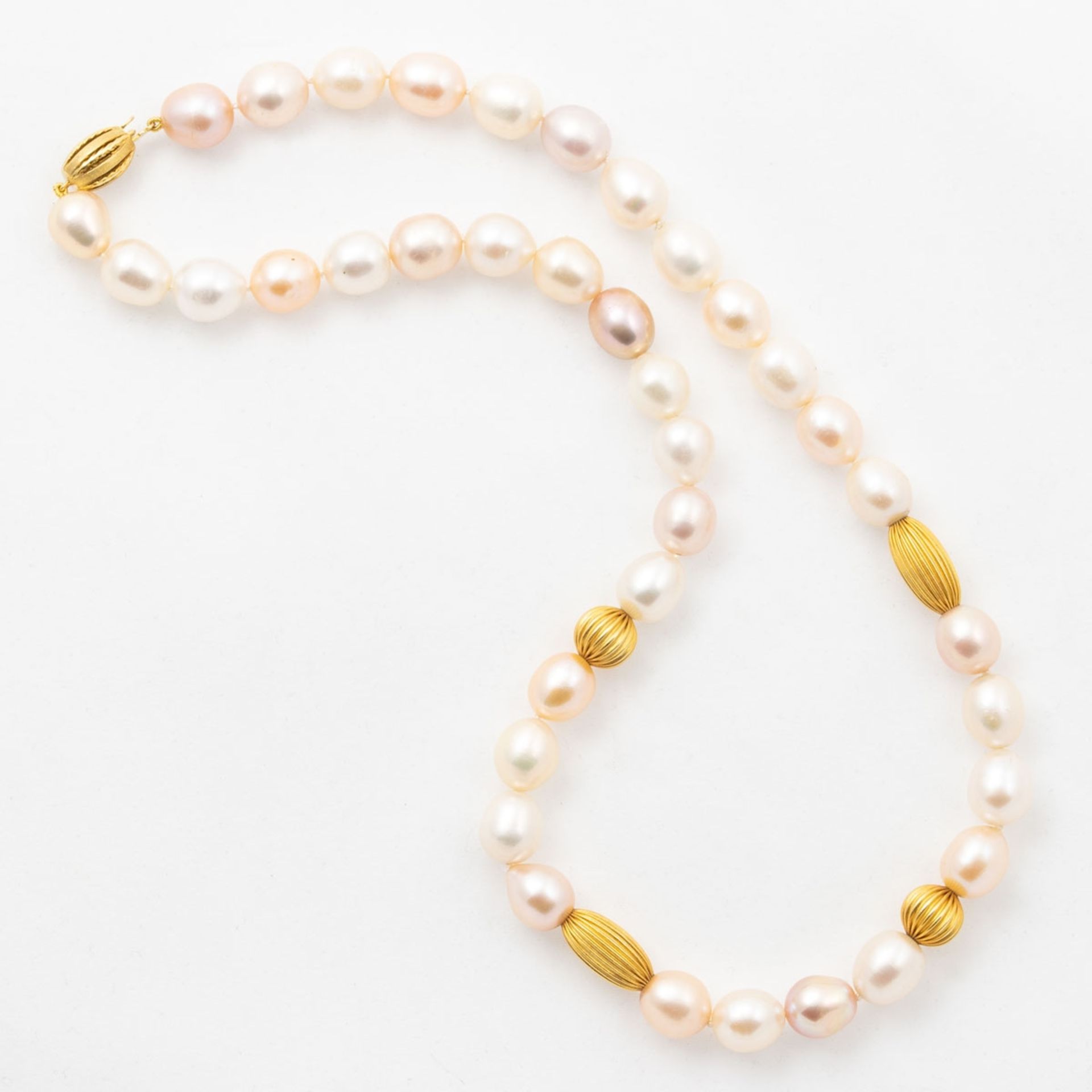 Moderne Perlenkette mit Goldschließe