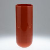 Vase. Farbloses Glas mit rotem Innenüberfang.