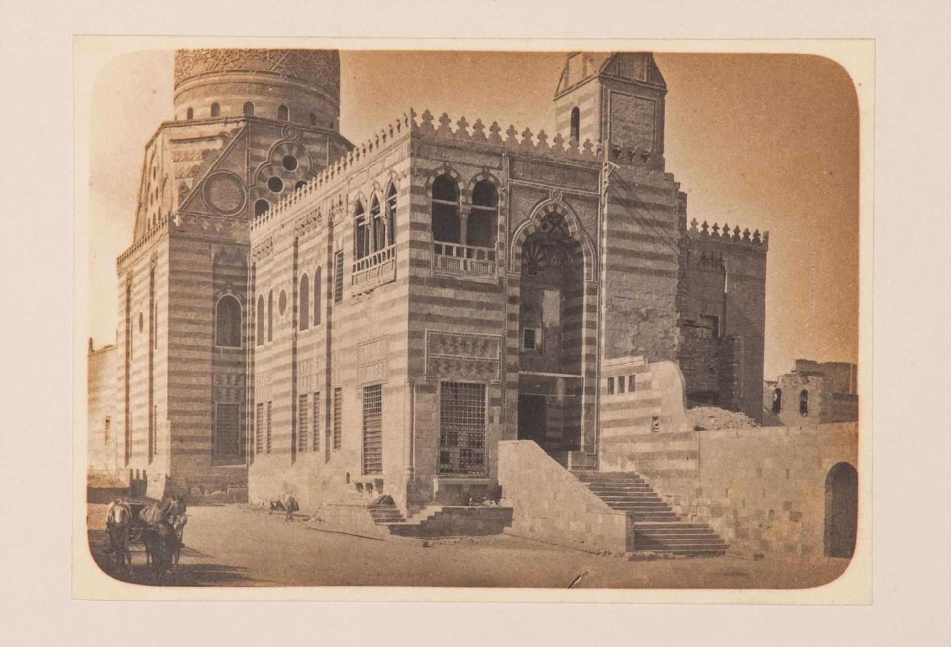 Fotografien zweier Moscheen. Kairo, wohl um 1885 - Image 2 of 5