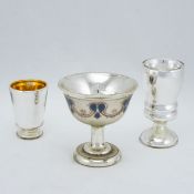 3 Teile Silberglas / Bauernsilber: Fußbecher, Tazza, Pokal. Böhmen oder Bayerischer Wald 19. Jh./20.