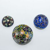 3 unterschiedliche Paperweights Millefiori. Murano.