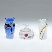 3 unterschiedliche Vasen. Ulrica Hydman-Vallien u.a.
