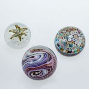 3 unterschiedliche Paperweights. Böhmen, Murano u.a.