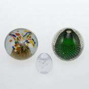 3 unterschiedliche Paperweights. Böhmen - Ron Schuster Glass Studio, Nashville / USA 1985 - Murano.