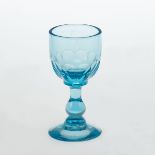 Likörglas. Um 1920. Hellblaues Pressglas.