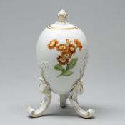 Osterei Flakon auf Volutenfüßen - Blumen. Meissen 1850-1924.