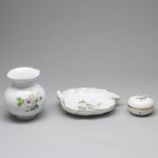 1 Vase Wellenspiel, 1 Blattschale, 1 Deckeldose Weiße Rose mit purpur Kern (Dekor 029510). Meissen,