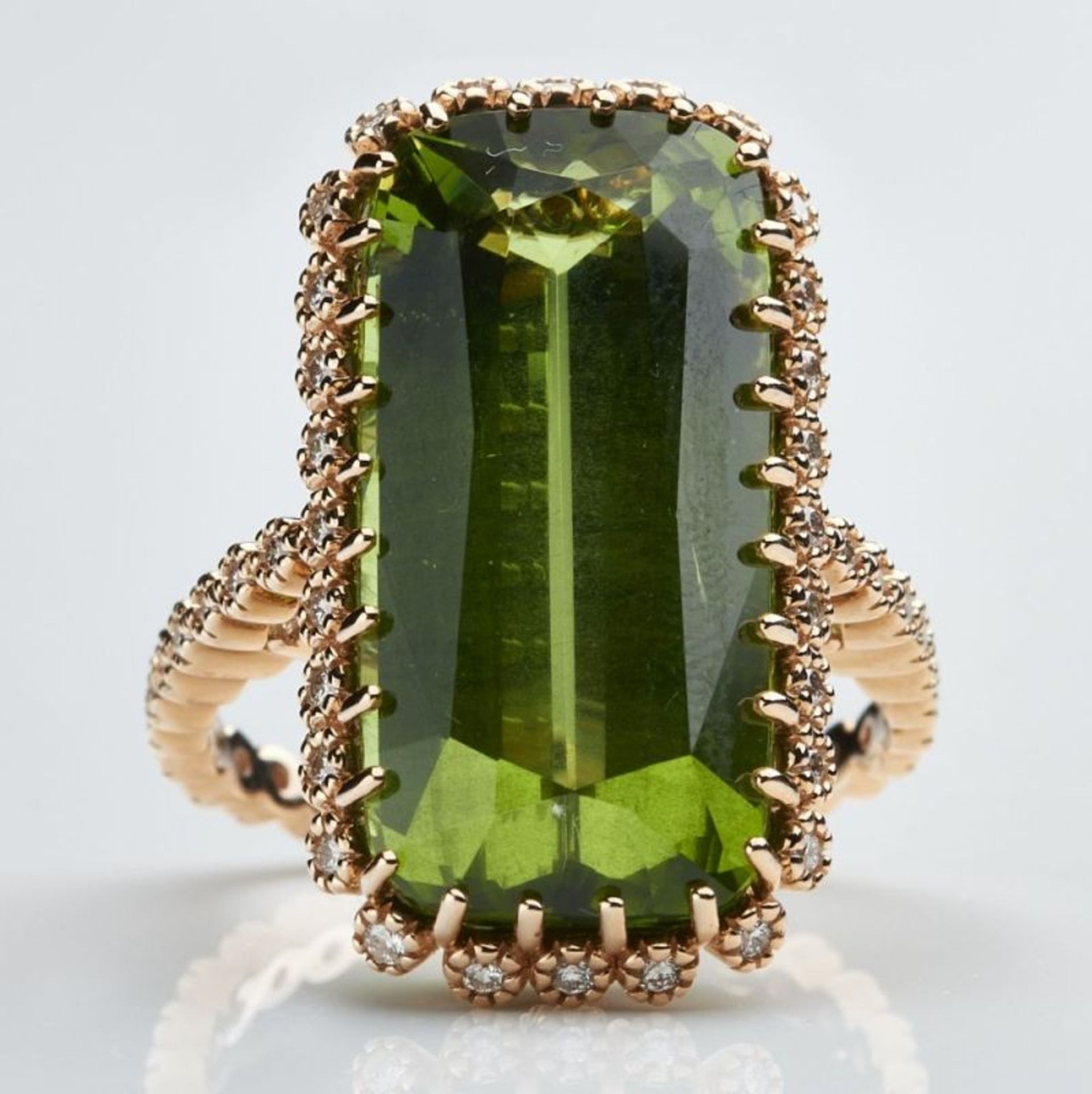 Schöner Peridot-Ring mit Diamanten