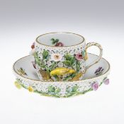 2tlg. Tasse mit Schneeballblüten und zwei Kanarienvögeln. Meissen 1850-1924.