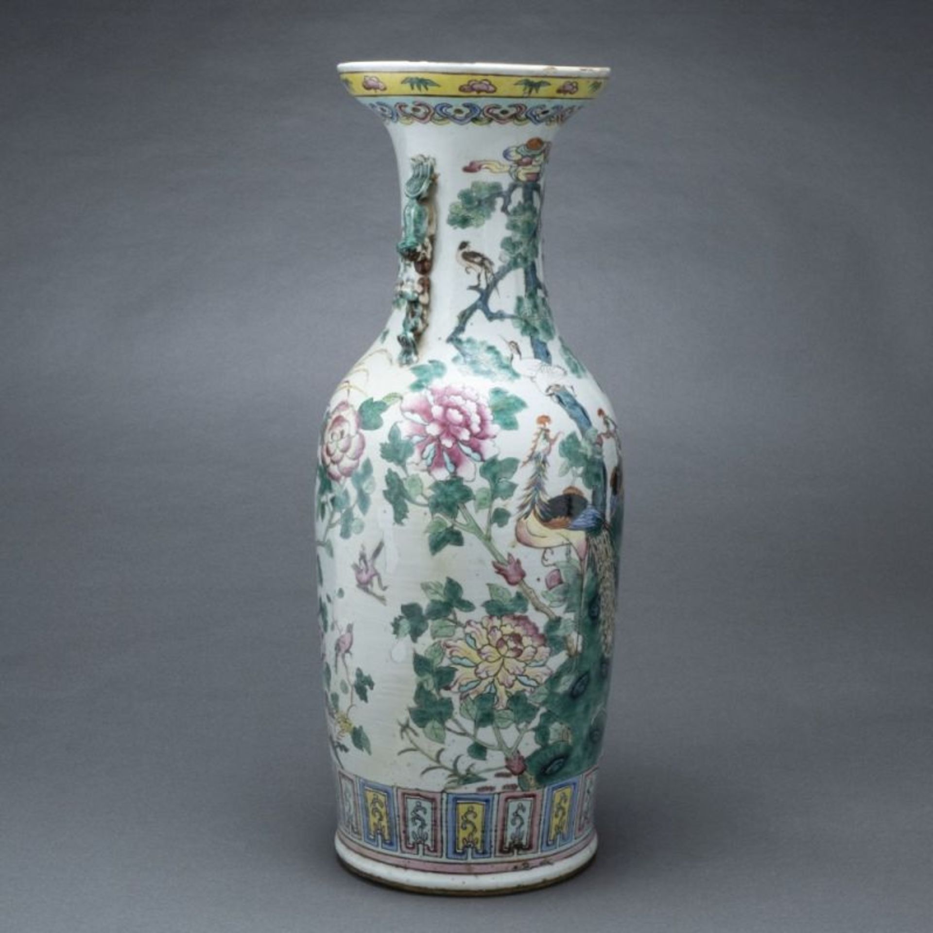 Famille rose-Bodenvase, China, Qing-Dynastie, wohl um 1800 - Bild 2 aus 2