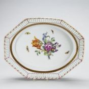 Achteckiger Platte mit Durchbruch Blumenbukett mit Kalitten - Modell konisch. KPM, Berlin um 1795.