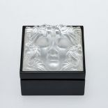 Quadratische Deckeldose "Masque de Femme". Lalique, Wingen-sur-Moder 2008.