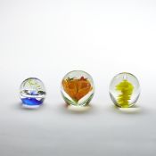 3 unterschiedliche Paperweights.