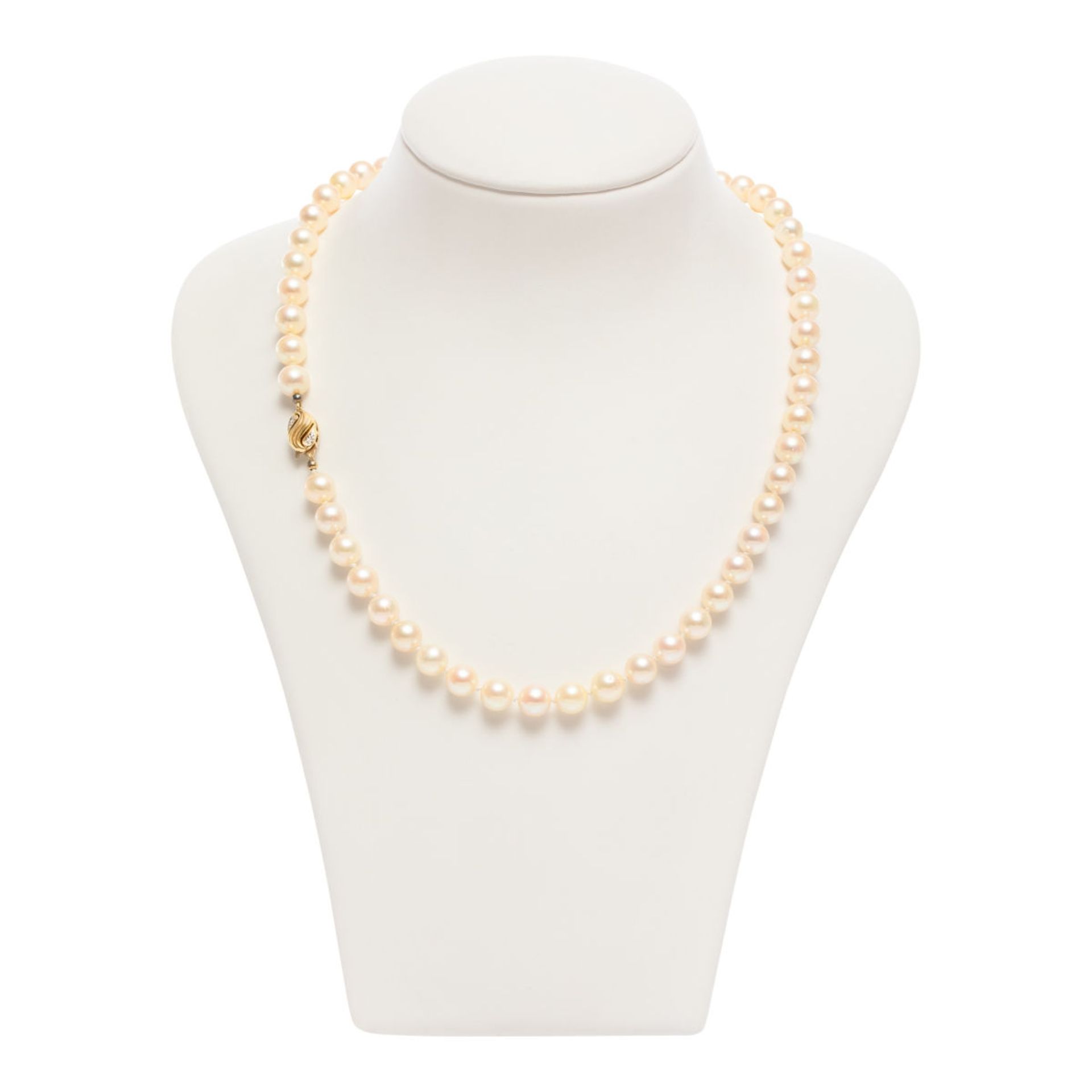 Opera pearl necklace with diamond closure