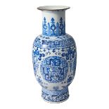 Große blau-weiße Vase mit Mäanderband