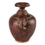Lopburi Vase mit Elefantenkopf