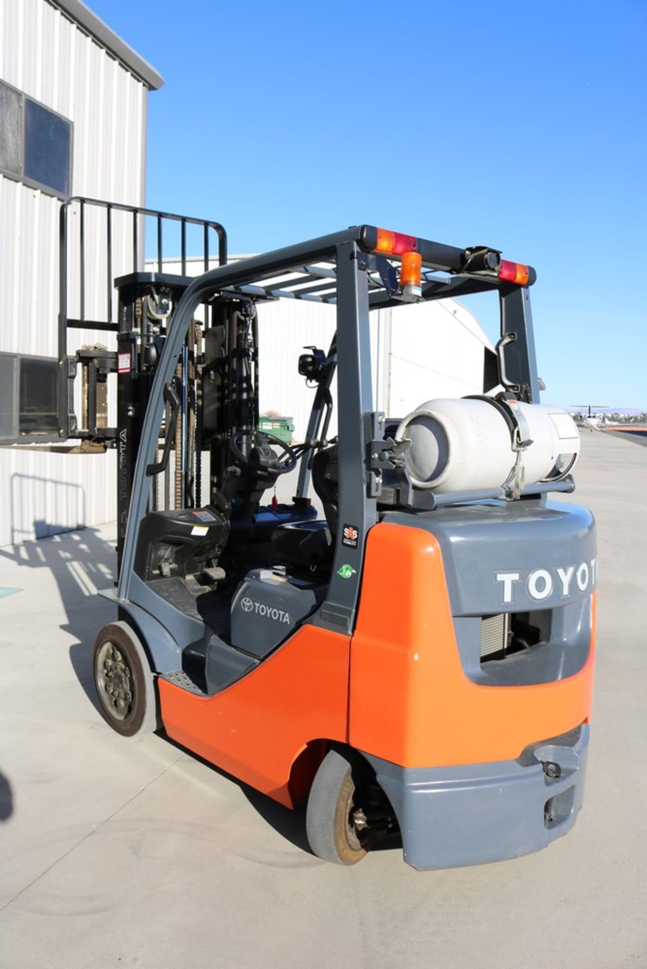 2016 Toyota Forklift Truck 4,500 lbs Capacity, 92 Hours, Side Shift, 5' Forks, Propane - Image 2 of 9