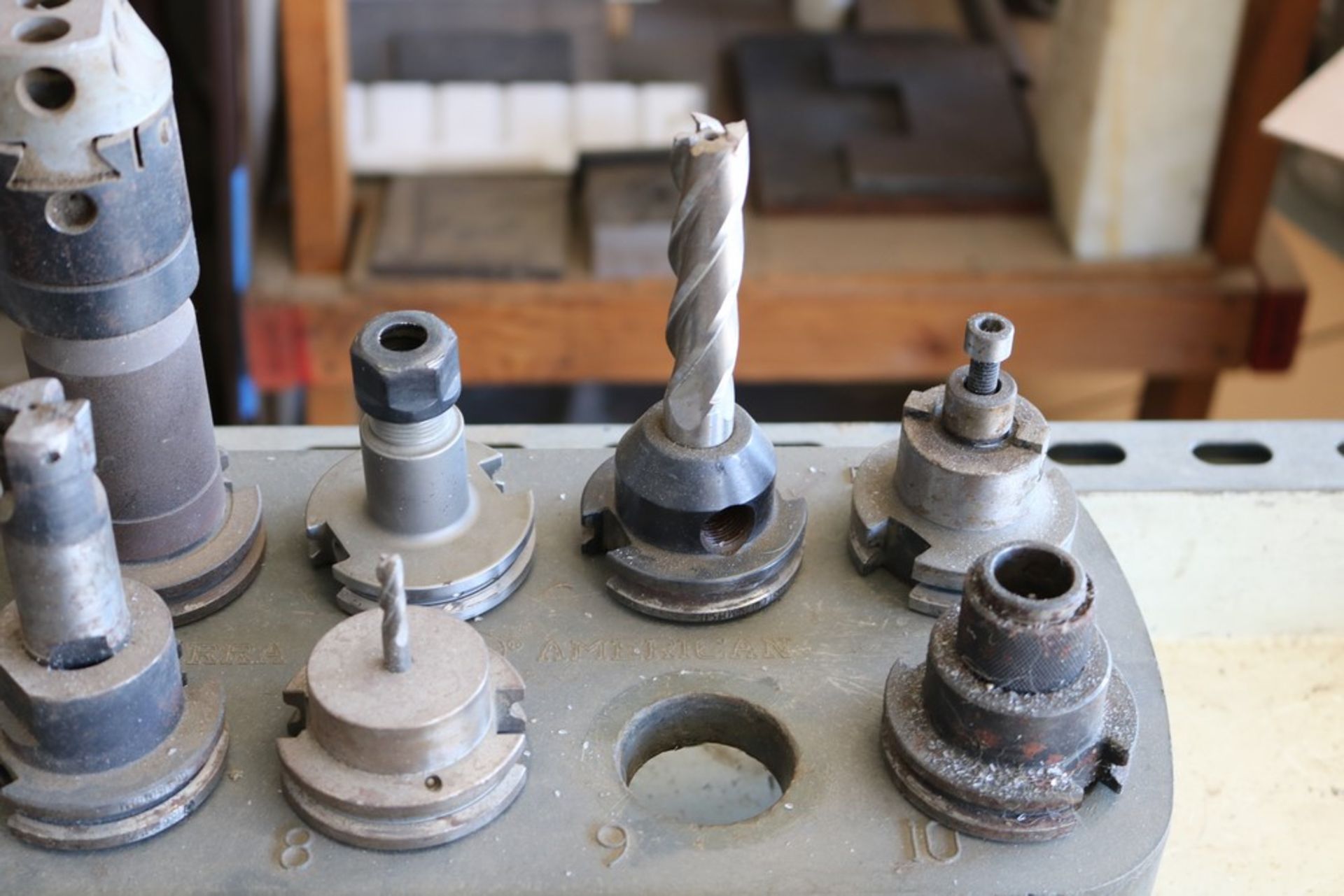 (8) CAT 40 Tool Holders (No Pull Studs) with Extra Tool Table Organizer, Face Mill, Borring Bar - Image 3 of 5