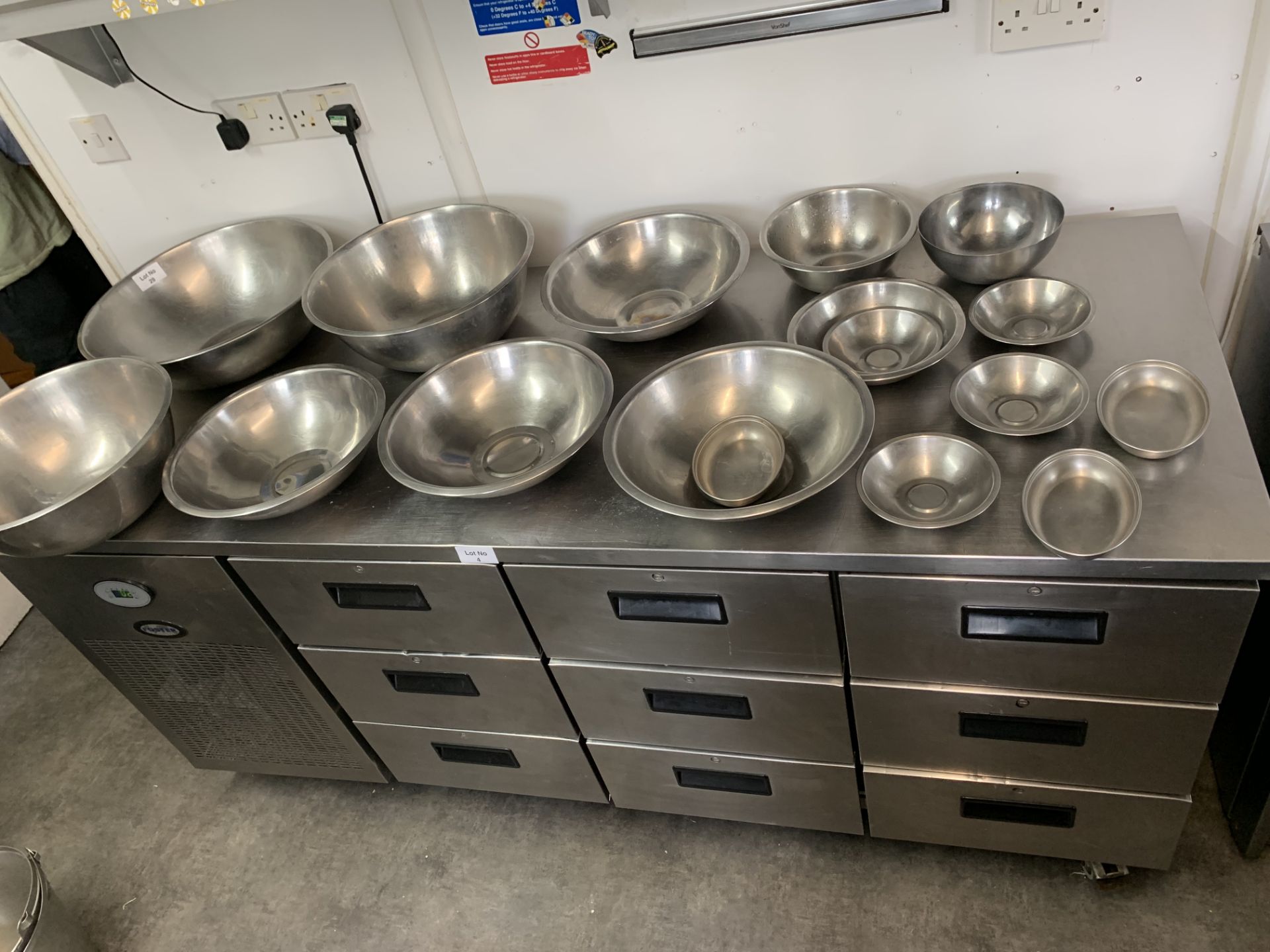 Large quantity of assorted size mixing bowls bowls as per photo