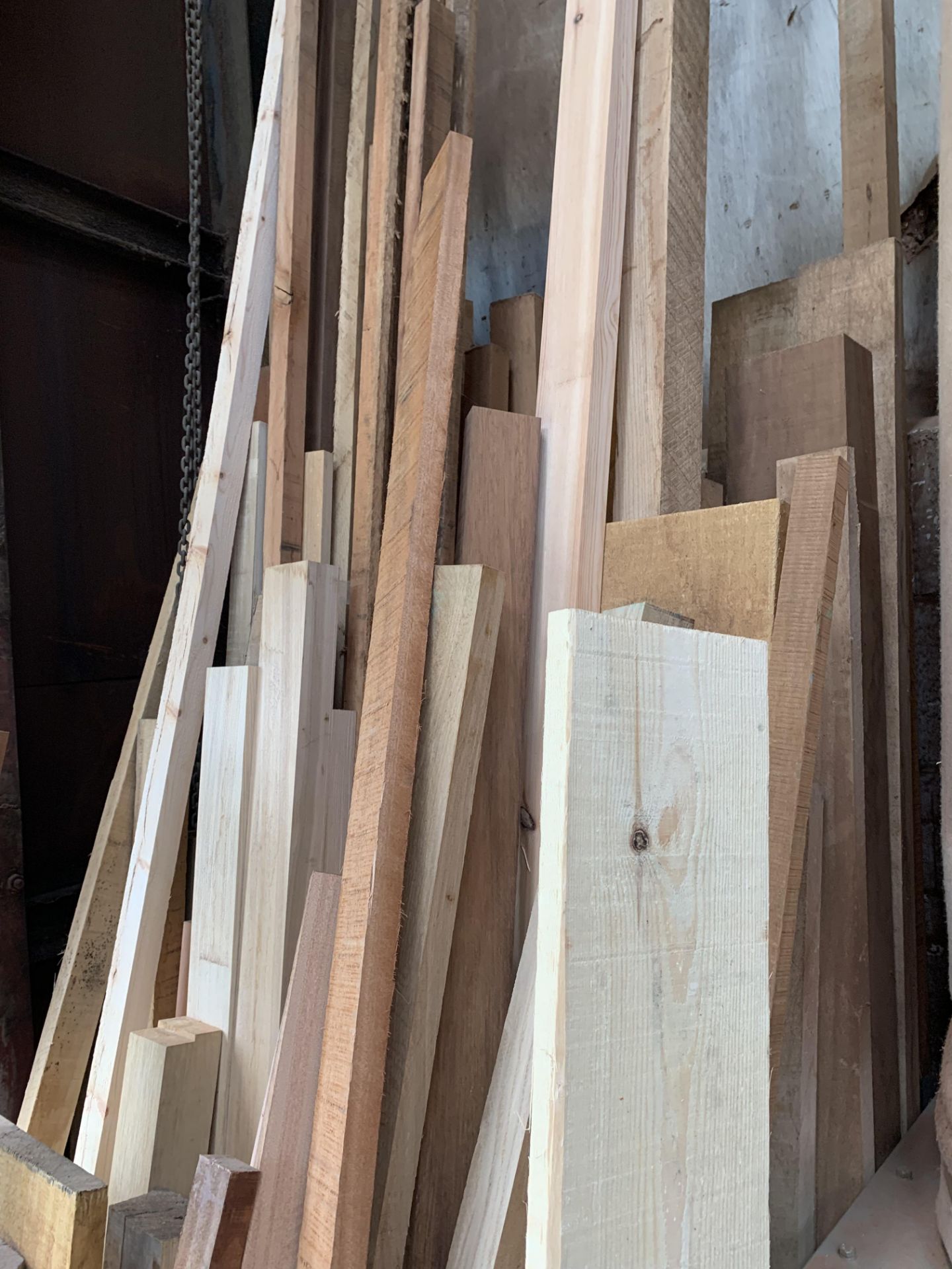 Large quantity of assorted timber - sapele, oak, soft wood etc - Image 3 of 4