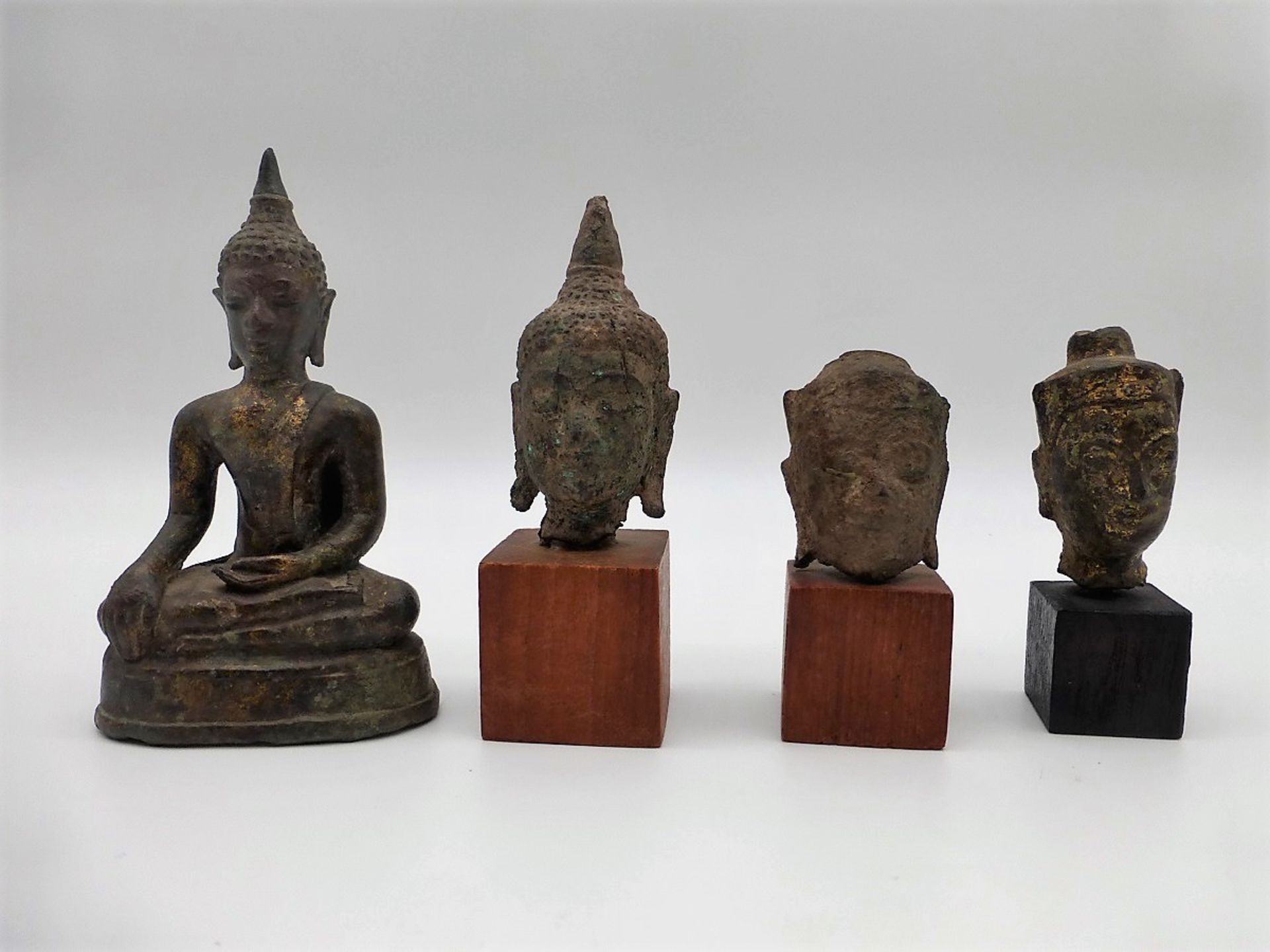 3 Buddhaköpfe u. sitzender Buddha