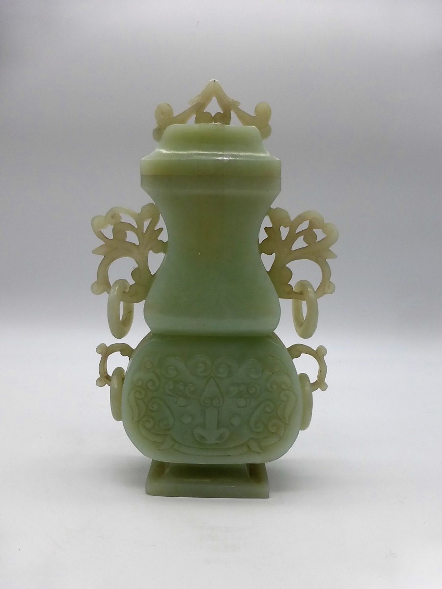 China Jade Deckelvase