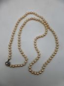Lange Perlenkette mit Weißgold Verschluss