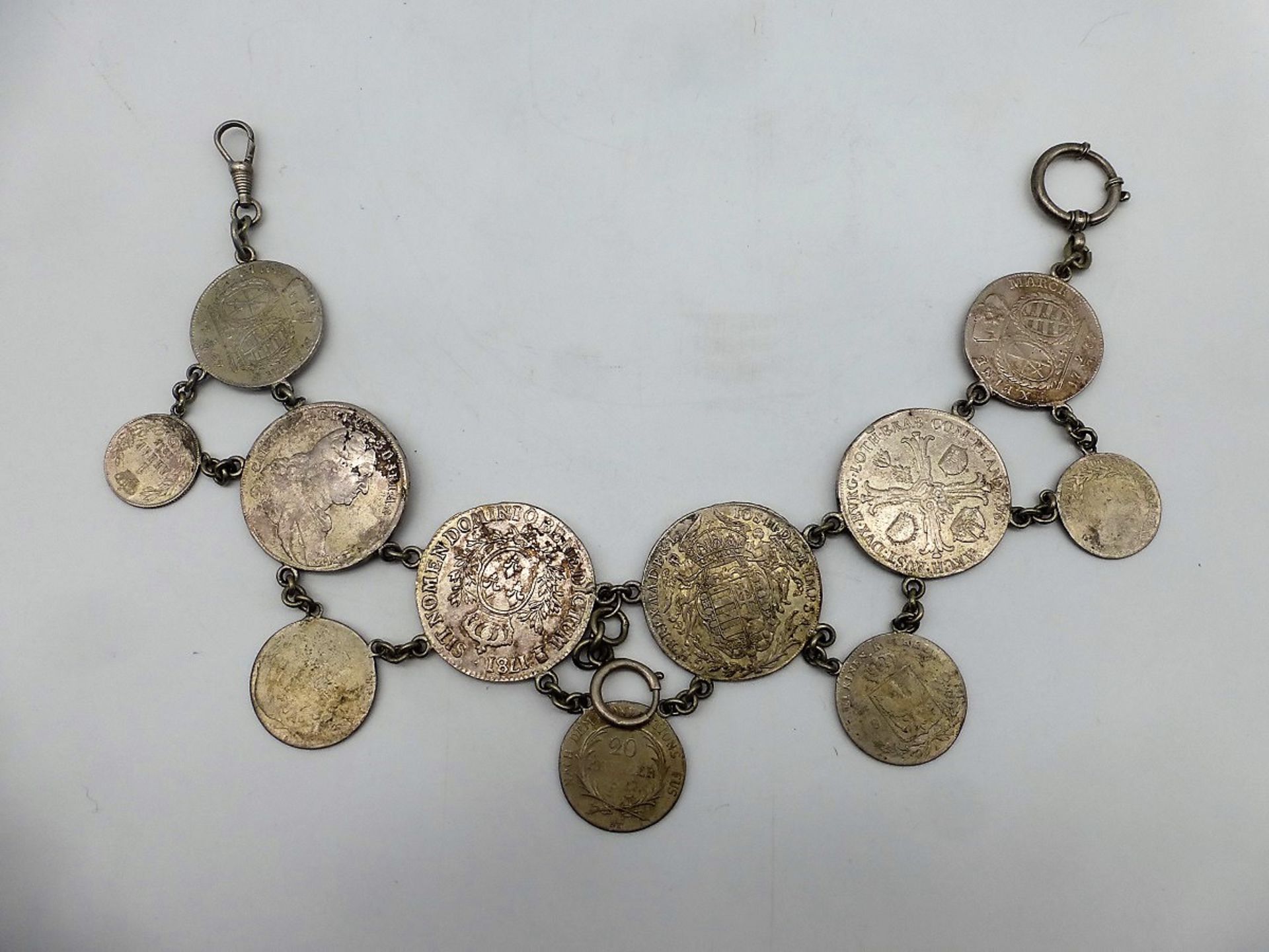 Taschenuhrenkette mit Münzen