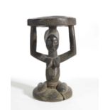 Luba-Hemba, Demokratische Republik Kongo Karyatiden-Hocker. Holz. Höhe: 41,8 cm (16,4 in).