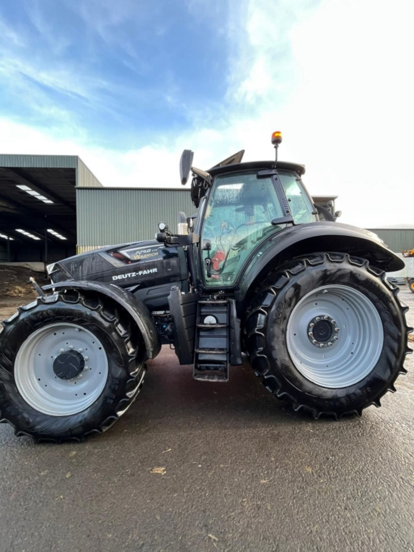 DEUTZ FAHR 7250 TTV WARRIOR TRACTOR